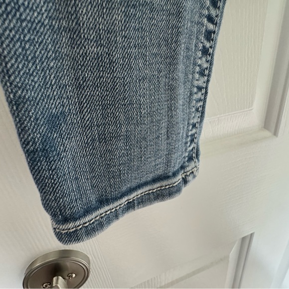 Miss Me lady’s skinny jeans. Jeweled pockets, broad stitching with light wear. - Picture 9 of 10